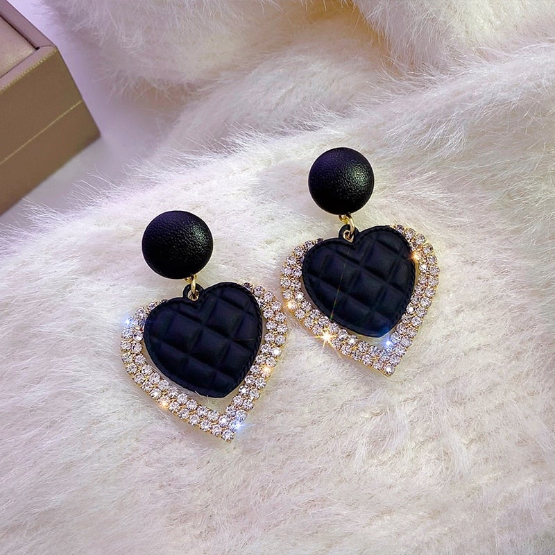 Orecchini in oro nero a forma di cuore