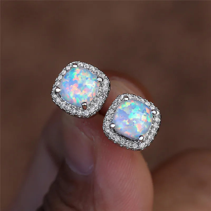 Eleganti orecchini in argento con opale di fuoco bianco rotondo