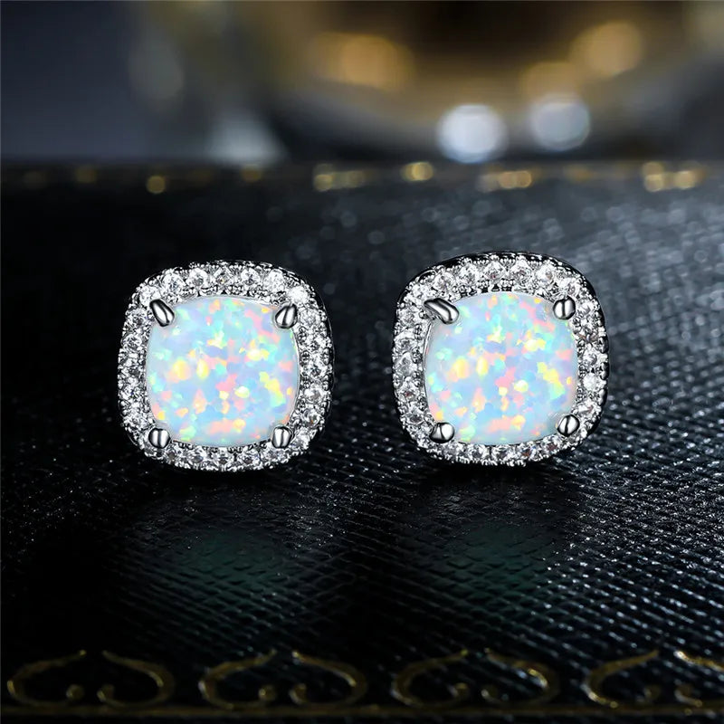 Eleganti orecchini in argento con opale di fuoco bianco rotondo
