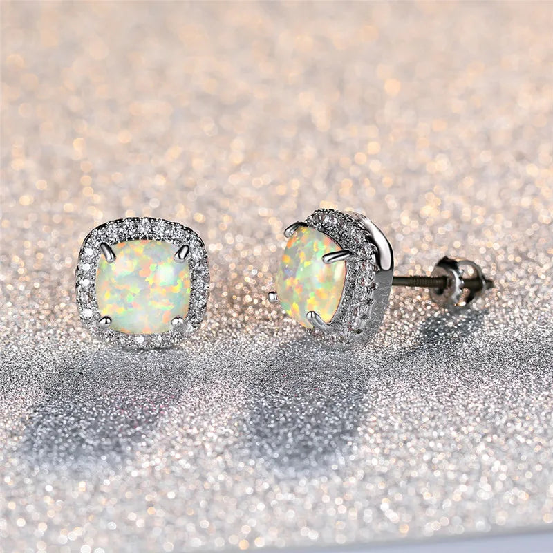Eleganti orecchini in argento con opale di fuoco bianco rotondo