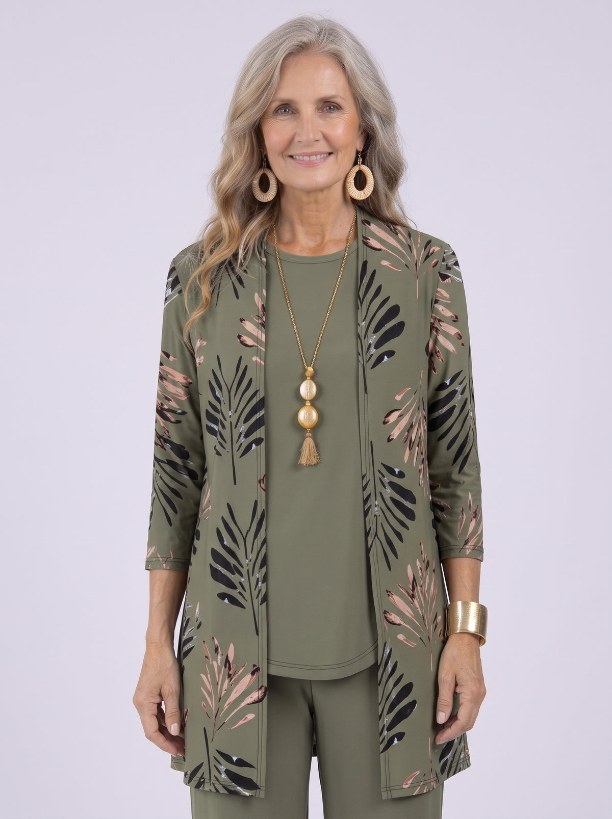 Completo tre pezzi verde oliva da donna: cardigan lungo con stampa di foglie, top girocollo e pantalone ampio